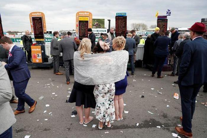 Grand National yarışlarına damga vuran kareler