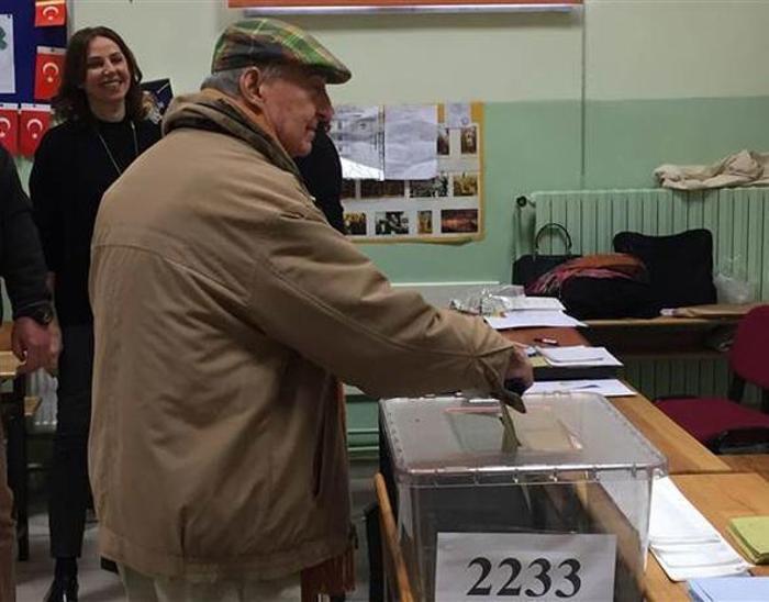 31 Mart seçimleri için ünlüler sandık başında