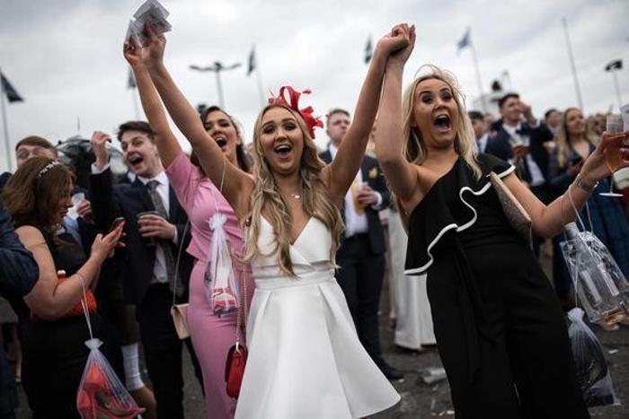 Grand National yarışlarına damga vuran kareler