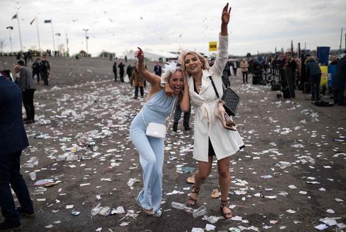 Grand National yarışlarına damga vuran kareler