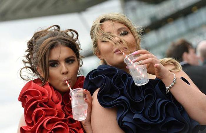 Grand National yarışlarına damga vuran kareler