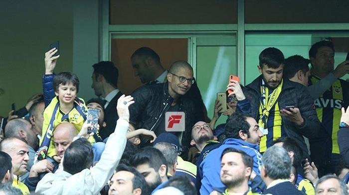 Fenerbahçeli taraftarlardan Alex de Souzaya müthiş ilgi