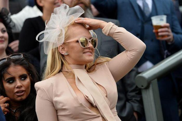 Grand National yarışlarına damga vuran kareler