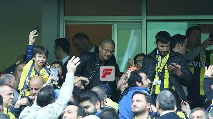 Fenerbahçeli taraftarlardan Alex de Souzaya müthiş ilgi