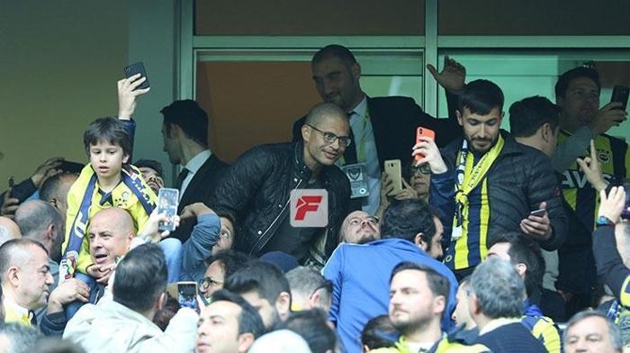 Fenerbahçeli taraftarlardan Alex de Souzaya müthiş ilgi