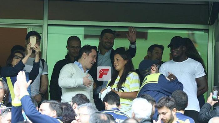 Fenerbahçeli taraftarlardan Alex de Souzaya müthiş ilgi