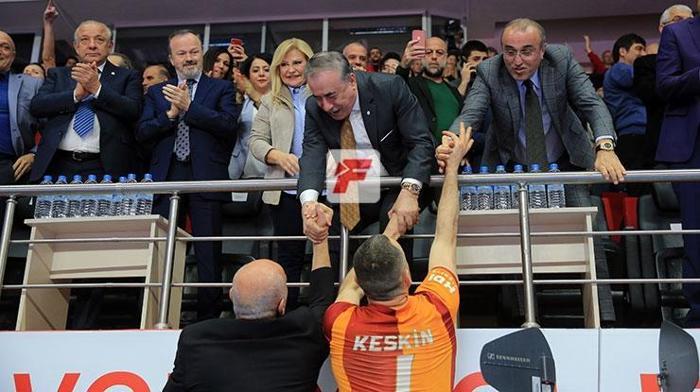 Galatasaray taraftarından Mustafa Cengize büyük destek: Cim Bom Bom halkındır, lisenin değil