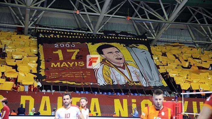 Galatasaray taraftarından Mustafa Cengize büyük destek: Cim Bom Bom halkındır, lisenin değil