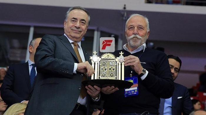 Galatasaray taraftarından Mustafa Cengize büyük destek: Cim Bom Bom halkındır, lisenin değil
