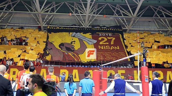 Galatasaray taraftarından Mustafa Cengize büyük destek: Cim Bom Bom halkındır, lisenin değil