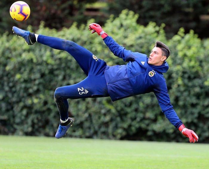 Fenerbahçeli Berke Özere İspanyol kancası