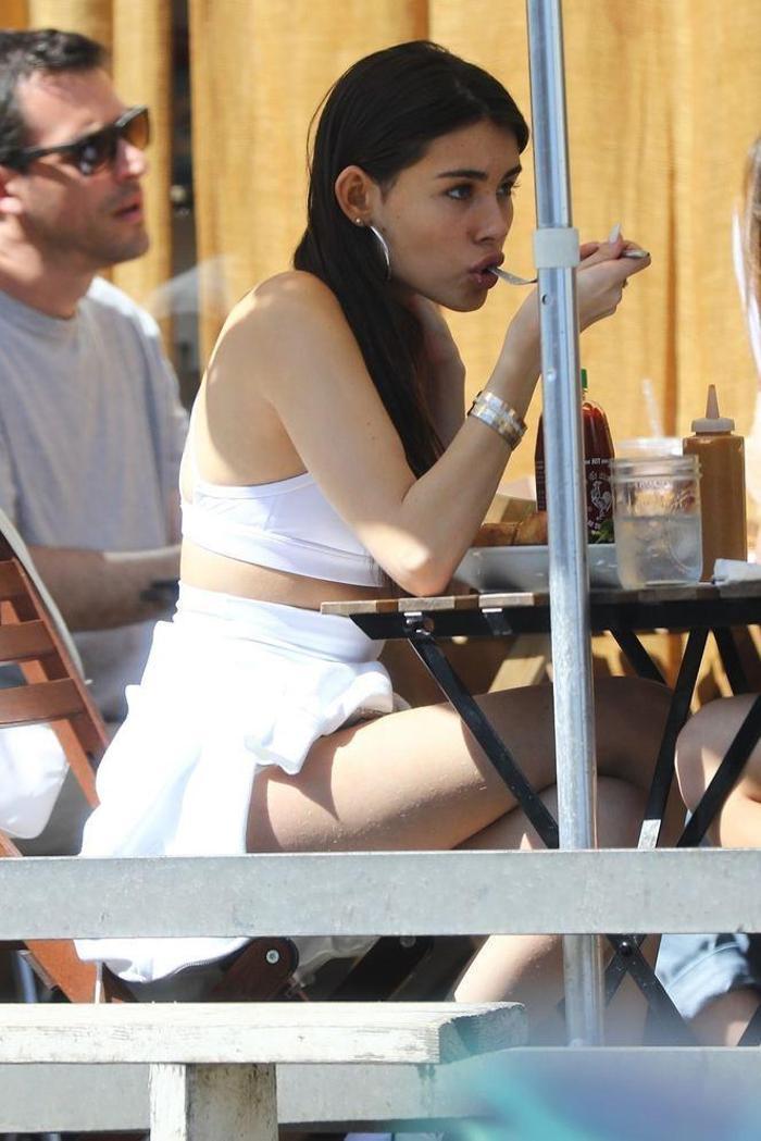 Güzel şarkıcı Madison Beer alışverişte