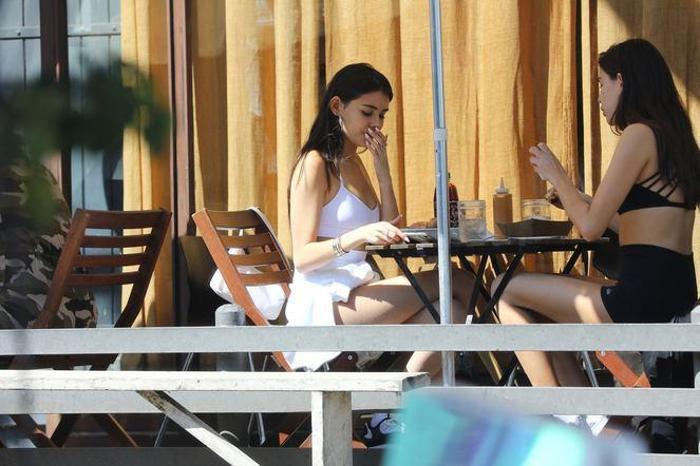 Güzel şarkıcı Madison Beer alışverişte