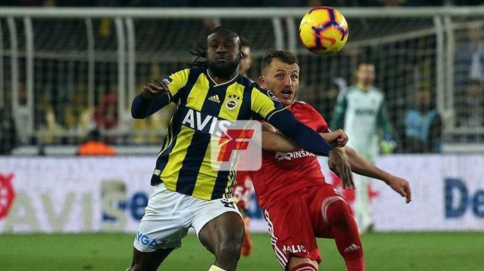Fenerbahçe - Sivasspor maçında gerilim Bir anda ortalık karıştı