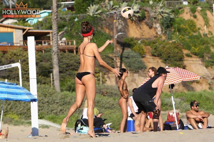Alessandra Ambrosio plaj voleybolunda göz doldurdu