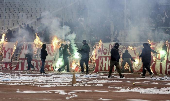 Panathinaikos-Olympiakos maçında büyük olay Taraftar ve polis...
