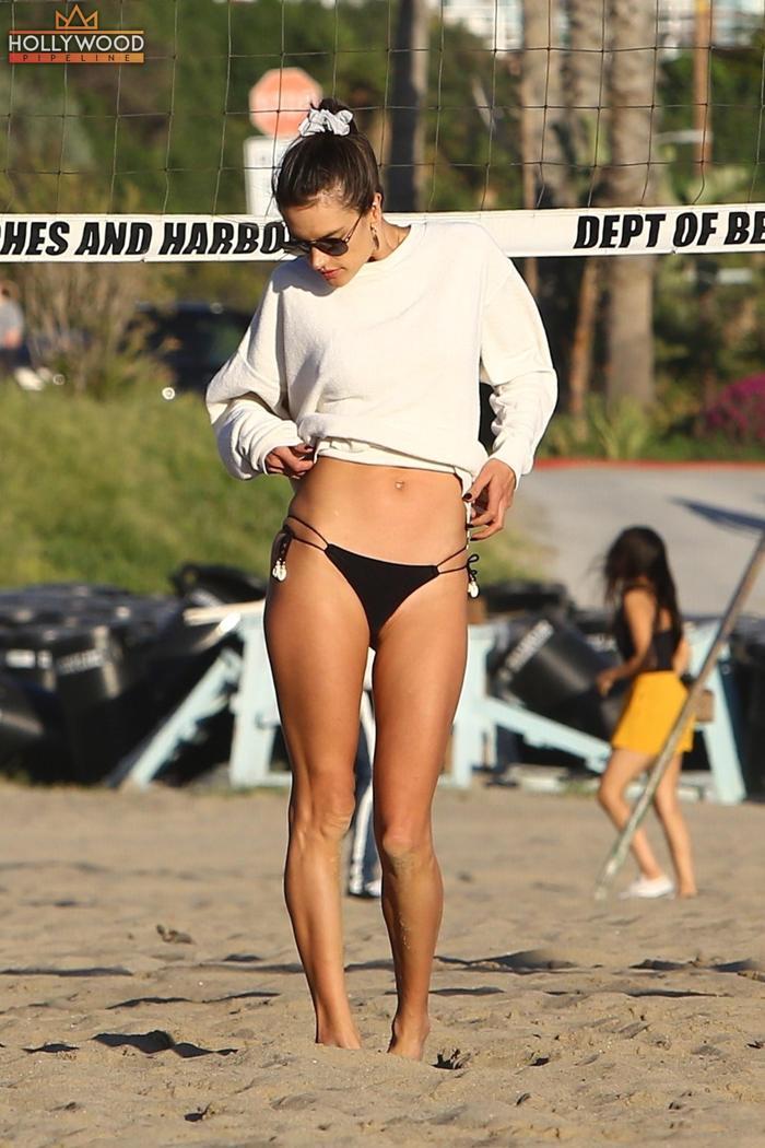 Alessandra Ambrosio plaj voleybolunda göz doldurdu
