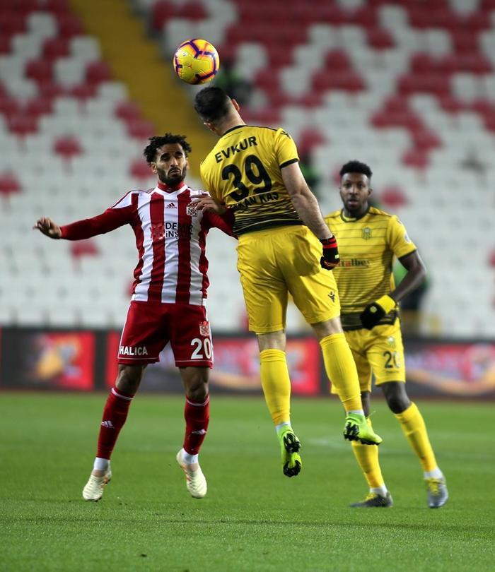 Fenerbahçe ve Galatasaray arasında sağ bek savaşı