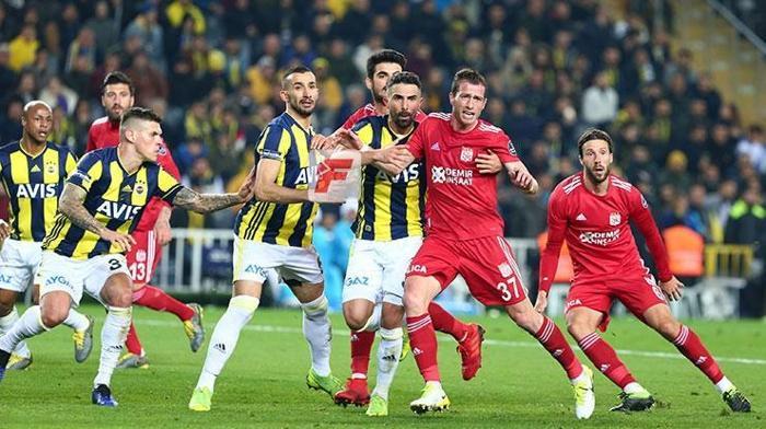 Fenerbahçe - Sivasspor maçında gerilim Bir anda ortalık karıştı