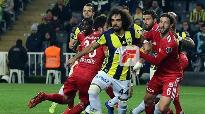 Fenerbahçe - Sivasspor maçında gerilim Bir anda ortalık karıştı