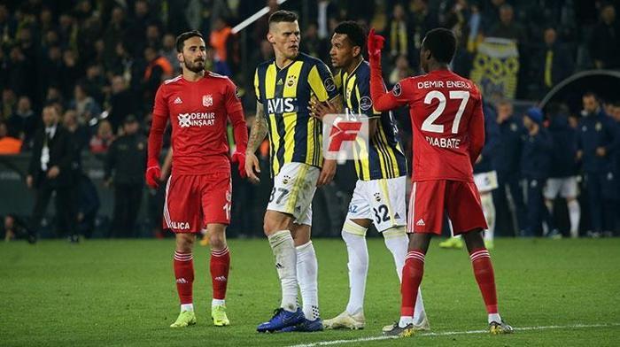 Fenerbahçe - Sivasspor maçında gerilim Bir anda ortalık karıştı