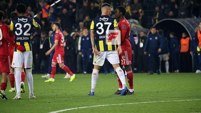 Fenerbahçe - Sivasspor maçında gerilim Bir anda ortalık karıştı