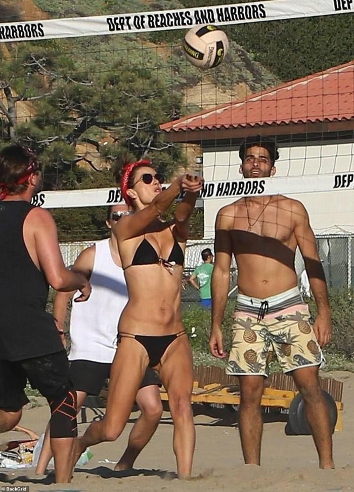 Alessandra Ambrosio plaj voleybolunda göz doldurdu