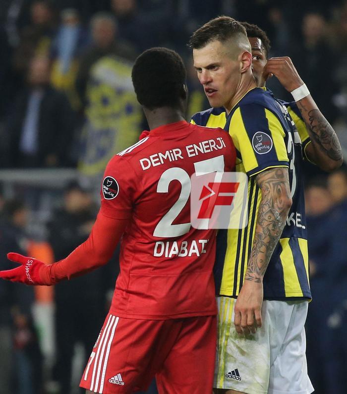 Fenerbahçe - Sivasspor maçında gerilim Bir anda ortalık karıştı