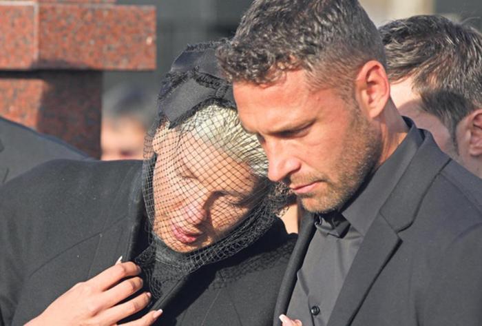 Tosicin eşi Jelena cenaze töreninde çöktü kaldı
