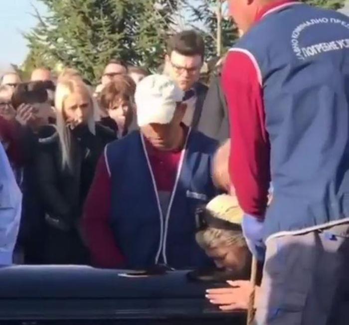 Tosicin eşi Jelena cenaze töreninde çöktü kaldı