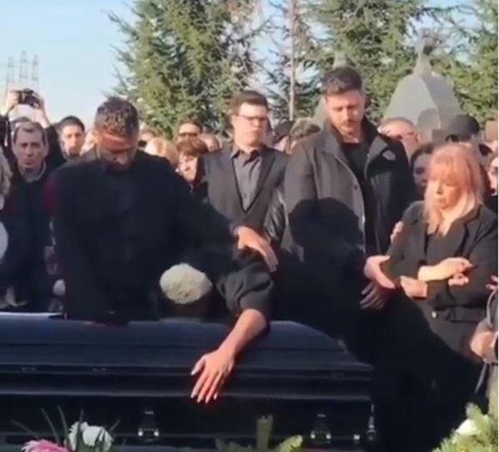 Tosicin eşi Jelena cenaze töreninde çöktü kaldı