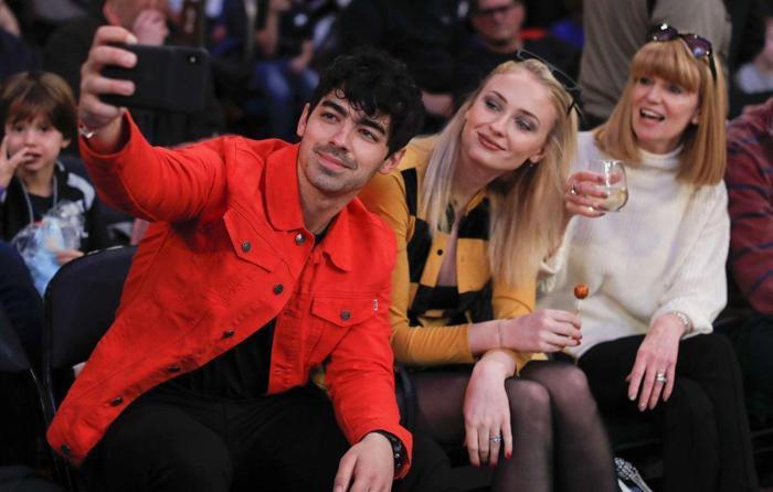 Sophie Turner ile Joe Jonasın NBA romantizmi