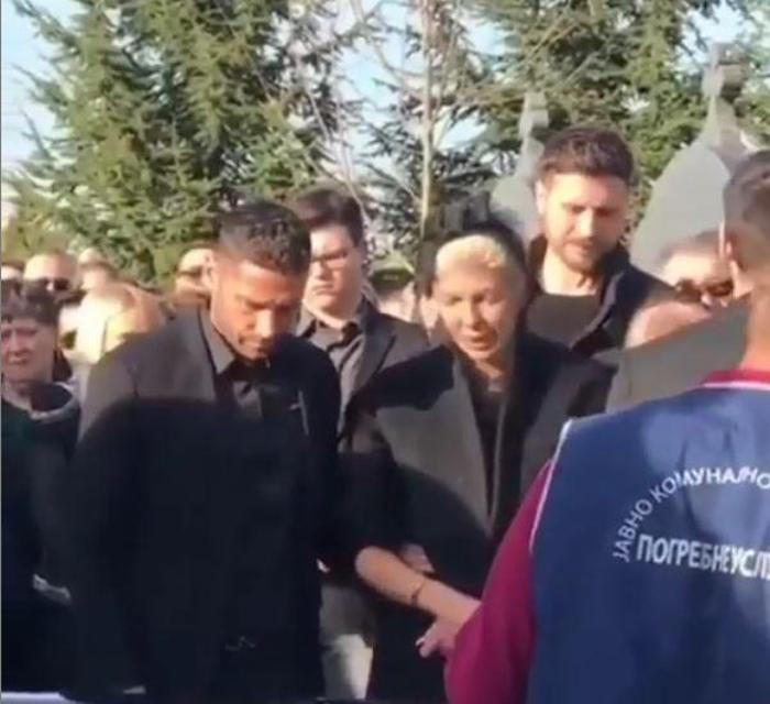 Tosicin eşi Jelena cenaze töreninde çöktü kaldı