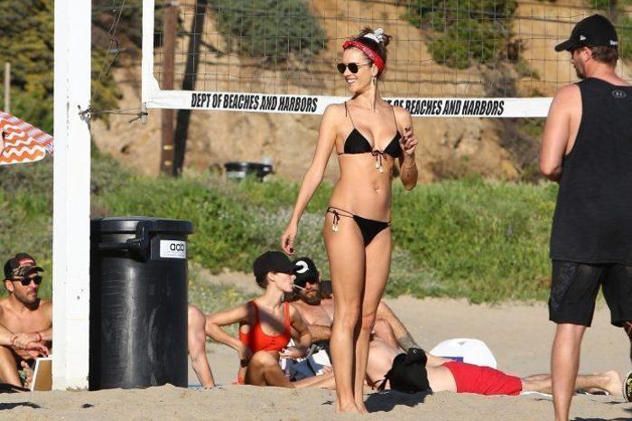 Alessandra Ambrosio plaj voleybolunda göz doldurdu