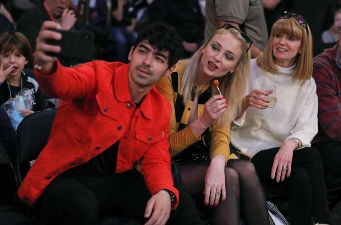 Sophie Turner ile Joe Jonasın NBA romantizmi