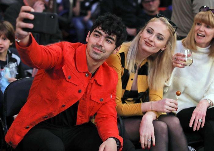 Sophie Turner ile Joe Jonasın NBA romantizmi