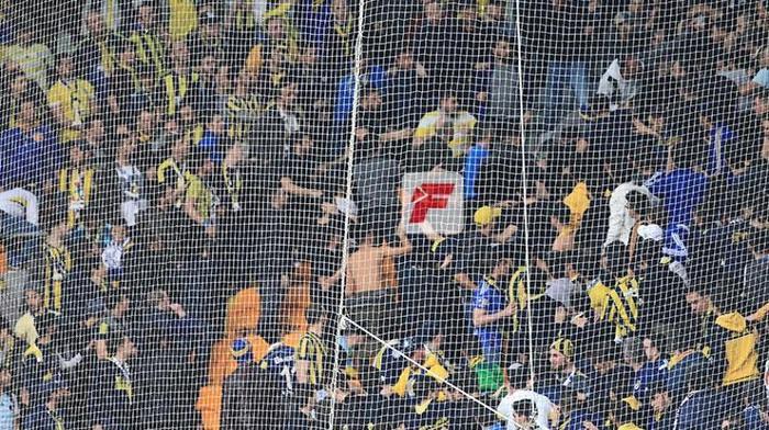 Başakşehir - Fenerbahçe maçında gerilim Emre Belözoğlu...