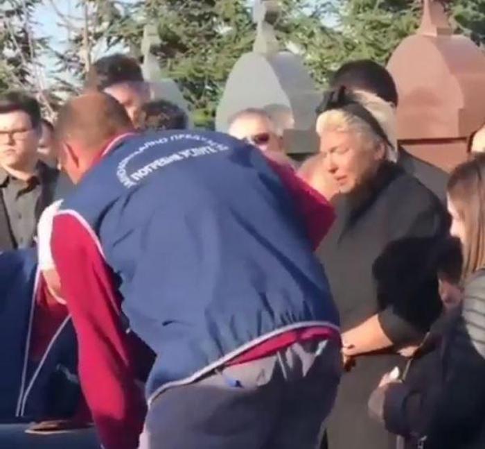 Tosicin eşi Jelena cenaze töreninde çöktü kaldı