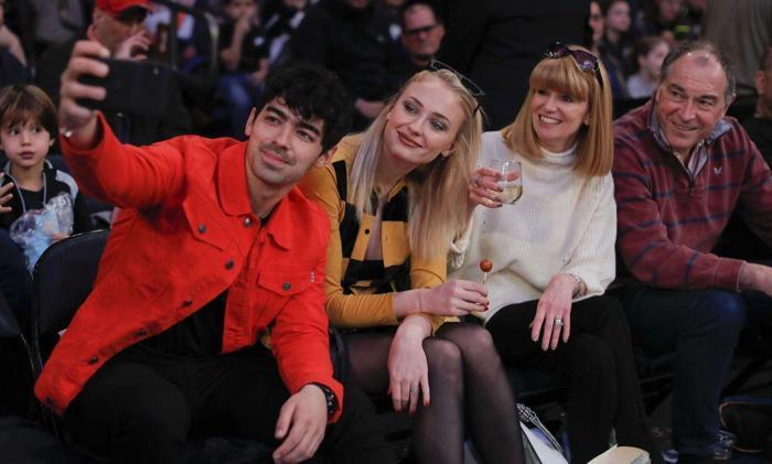 Sophie Turner ile Joe Jonasın NBA romantizmi