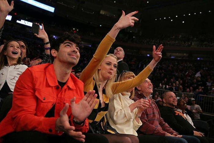 Sophie Turner ile Joe Jonasın NBA romantizmi