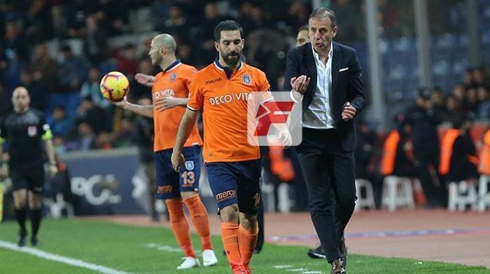 Başakşehir - Fenerbahçe maçında gerilim Emre Belözoğlu...