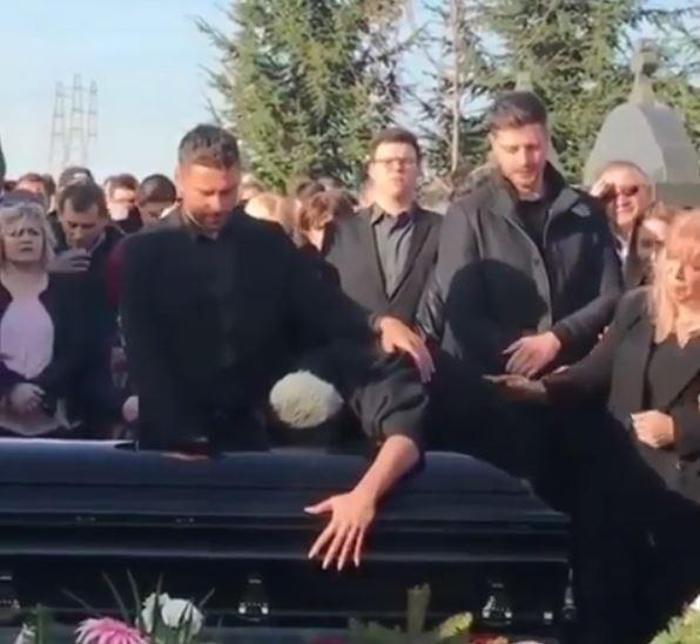 Tosicin eşi Jelena cenaze töreninde çöktü kaldı