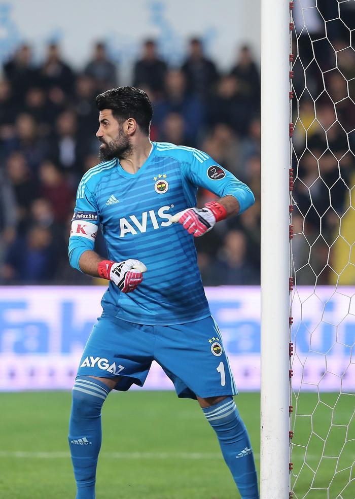 Volkan Demirel kale direğini yumrukladı