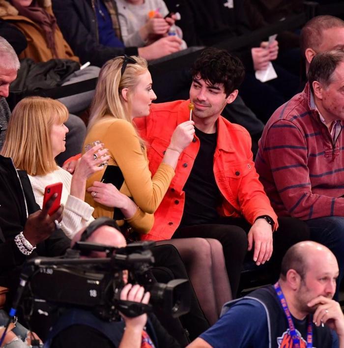 Sophie Turner ile Joe Jonasın NBA romantizmi