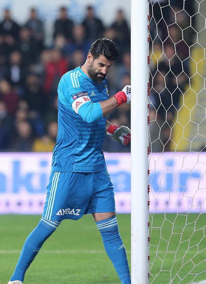 Volkan Demirel kale direğini yumrukladı