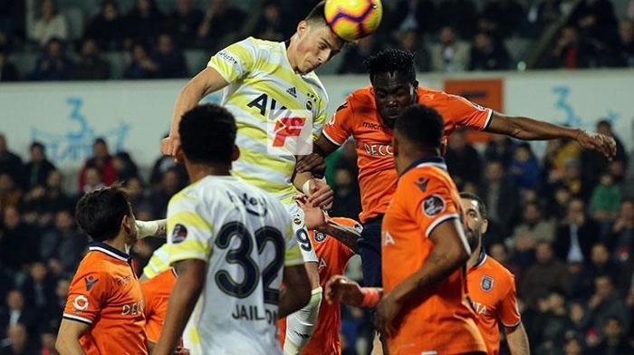 Başakşehir - Fenerbahçe maçında gerilim Emre Belözoğlu...