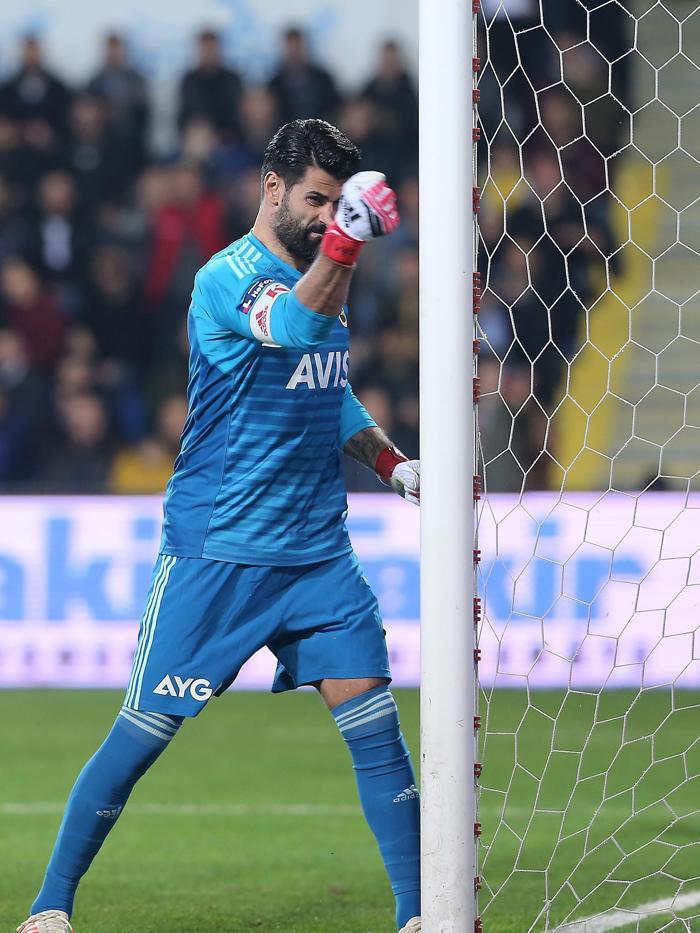Volkan Demirel kale direğini yumrukladı