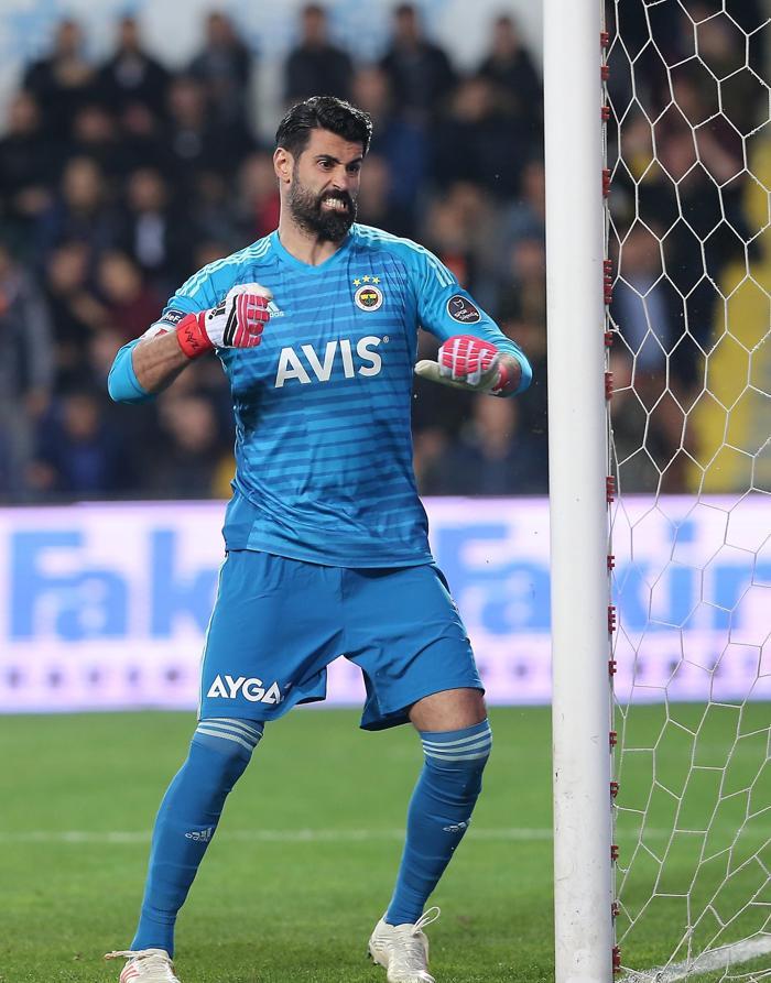 Volkan Demirel kale direğini yumrukladı