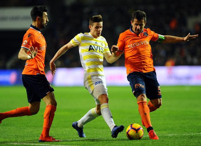 Başakşehir - Fenerbahçe maçında gerilim Emre Belözoğlu...