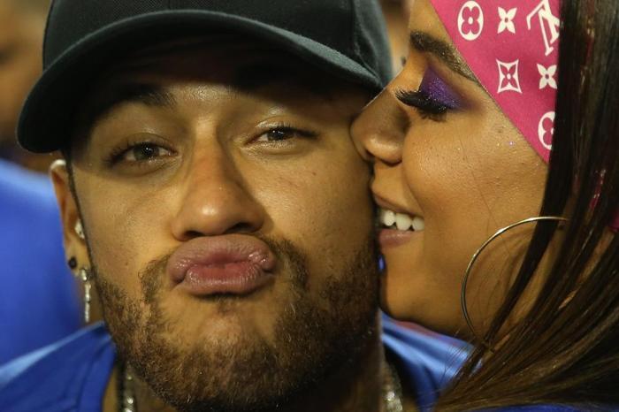 Neymar ve popstar Anittaın samimi anları